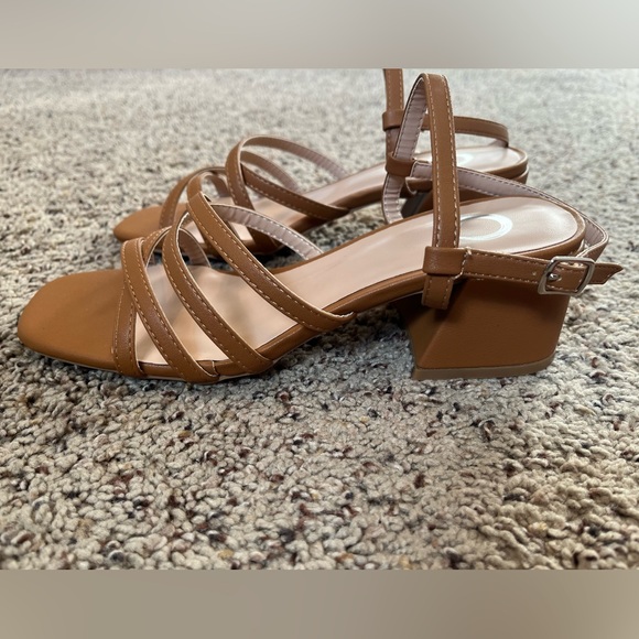 Women’s Journee Collection tan sandals with low heel, Size 8. - Picture 2 of 5
